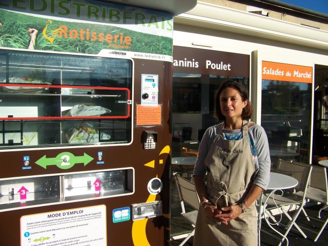 Leslie Gindre-Ferthet complète son offre avec un distributeur automatique de poulet fermier, ouvert non stop.