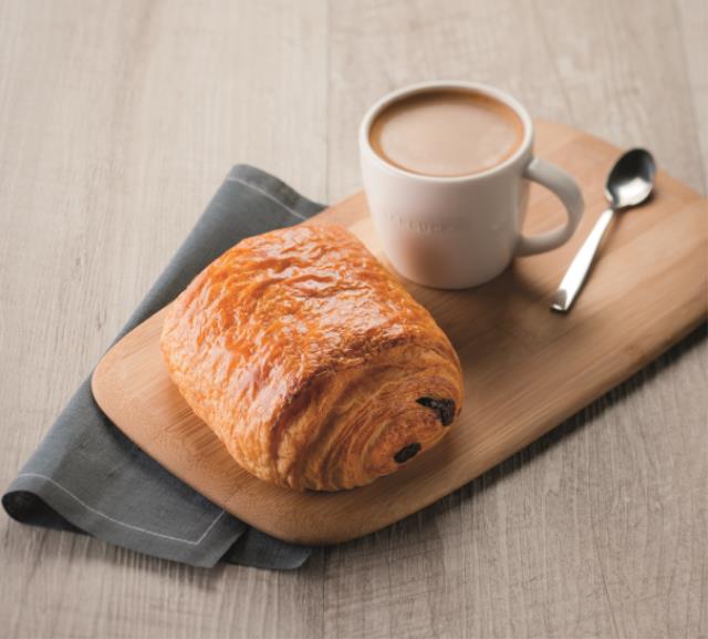 Formule petit-déjeuner : 5,40 € (une boisson taille grande + un large choix de pâtisseries et viennoiseries).