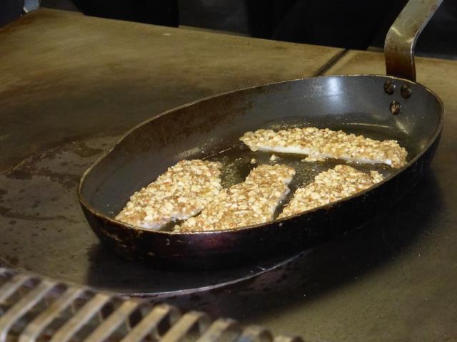 Les filets de Tacaud seront recouverts de noisettes et de coriandre revenus à la poêle.