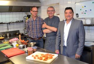 dans les cuisines de Gilbert Guyon chef étoilé de l'Ambroisie, à gauche  à gauche Arnaud Lebossé de...