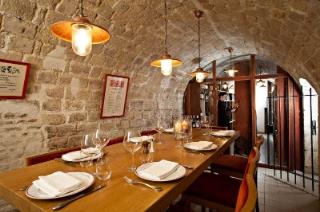 La table d'hôtes de Tante Louise avec vue sur la cave à vins.