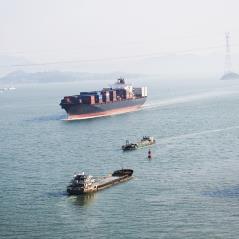 Porte-conteneurs, cargos ou autres navires marchands disposent d'un important service de...