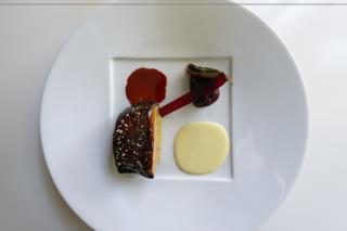 Foie gras laqué à la betterave et raifort
