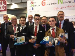 Le trio gagnant, entouré de leurs professeurs, sur le stand du GNI où étaient rémis les prix.