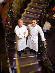 Eric Frechon et Jean-Charles Cauquil, dans l'escalier du 114 Faubourg, restaurant 1 étoile du...