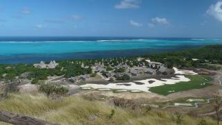 Le resort 5* bénéficie d'un emplacement idéal sur la plage de Poé