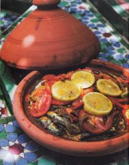 Tajine aux sardines, une recette harmonisée du livre 'Maroc, carnets de voyage gourmands'.
