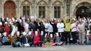 Sur la place de l'Hôtel de Ville, les chefs ont donné une leçon de goût aux petits Parisiens.