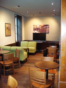 Le salon du 2e Starbucks Coffee de Lyon, conu avec des matriaux cologiques.