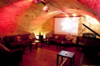 La salle du sous-sol du bar  tapas Max y Jrmy, dans le IIIe arrondissement de Paris.