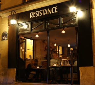 Un bar  cocktails, rsolument nouvelle gnration, dans le quartier du Marais.