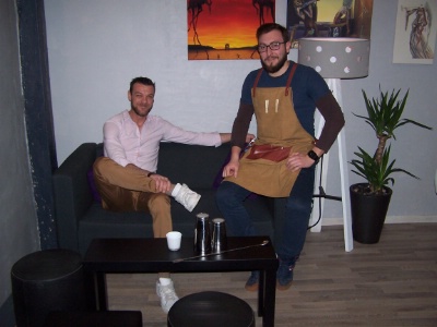 Sbastien Riera (assis) et son barman, Anthony.