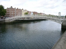 La ville du Dublin et le pont qui enjambe la Liffey