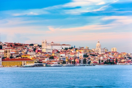 En raison du nombre croissant de Franais venant s'installer au Portugal, les places se font rares dans le lyce franais de Lisbonne.
