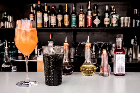 Un profil de verre par cocktail au bar de l'htel Grands Boulevards  Paris (IIe).