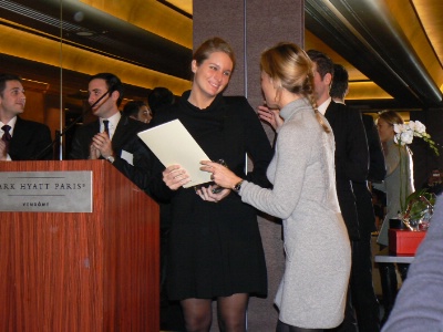 La journaliste Anne-Sophie Lapix flicite Laure Brovelli, tudiante  l'IMHI, laurate du premier concours The Hyatt Student Prize.