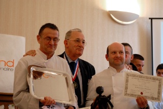 Robert Morcet et son formateur Stphane Le Goff avec Jacques Charette, prsident du concours 2009.