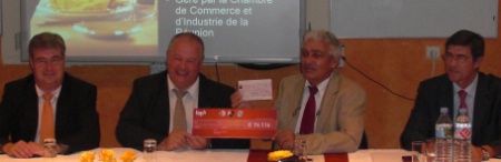 De gauche  droite : Didier Chastrusse, Michel Bdu, Paul Caro vice-prsident de la CCI et Michel Geiser lors de la remise du chque de 74 000 euros.