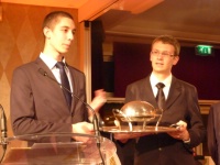 Le laurat 'lve' 2010, Nicolas Jerz, remet son trophe au vainqueur 2011, Tom Fournie.