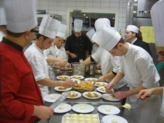 En cuisine, au lyce Jacques Coeur de Bourges, lors du repas organis au profit des Restos du Coeur.