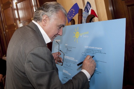 Alain Ducasse signe la charte de Femmes en Avenir.
