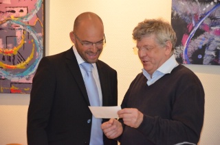 Roger Bellier ( droite) remettant sa dotation au reprsentant du CFA d'Alenon, Bruno Nicole.