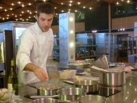 Grgory Cuilleron, participant  la 1re mission de Top Chef et ambassadeur de l'Agefiph, a fait une dmonstration de cuisine au ple alimentation le 25 novembre 2012.