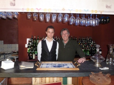 Geoffrey Buger, stagiaire en service, et Jean-Philippe Duhard, directeur de l'tablissement au bar  vins Vinologia.