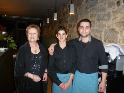 Daniela Machado, directrice du restaurant, Raphael Giordano, stagiaire en service, et Diogo, maitre d'htelau restaurant Vinhas d'Ahlo.