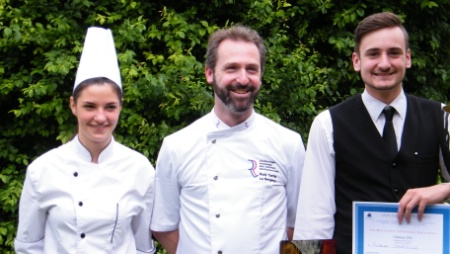 Les laurats : Jade Ferron et Hadrien Courteille, avec Rudy Carnis (au centre), prsident des cuisiniers d'Eure-et-Loir.