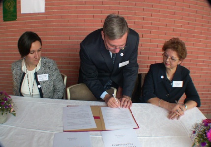 Signature du partenariat entre Yves Quissac, proviseur, Monique Bian et Mlanie Foulon, co-prsidentes des GOLP.