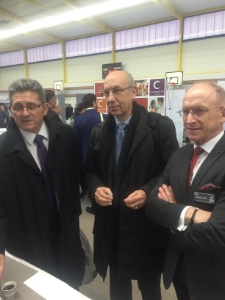 Michel Lugnier et Alain Henriet, inspecteurs gnraux de l'Education nationale, et Joseph Le Gal, en visite sur les stands des producteurs.
