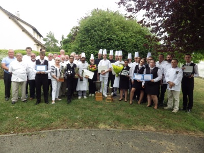 Les laurats du meilleur apprenti cuisine et serveur d'Eure-et-Loire entours du jury.