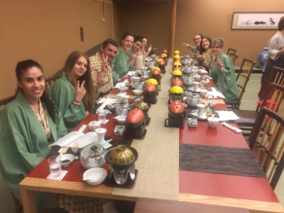 Les apprentis ont revtu une tenue traditionnelle pour vivre une soire d'exception et de haute gastronomie japonaise dans un Ryocan, auberge typique japonaise.