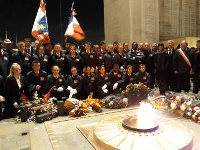 Les lves, les professeurs, des anciens combattants et les membres de la section Seine et Marne de l'Ordre National du Mrite devant la flamme du soldat inconnu