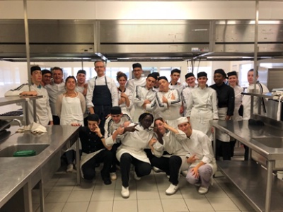 Les lves de 1re Bac Pro Cuisine Section Europenne accompagns de Roberto Capone et de leurs professeurs.