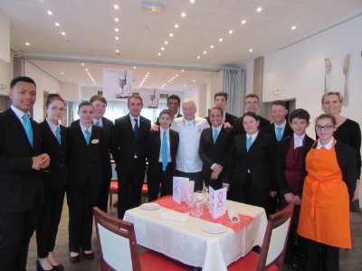 Les lves de terminale bac pro, aux cts du chef toil et MOF Christian Ttedoie (en blanc) et de son manager de restaurant Matthieu Chausseron ( sa gauche).