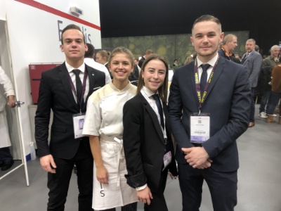 Les lves cuisine et service du lyce Rabelais de Dardilly sur le stand d'Enodis