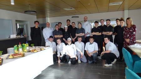 Les apprentis MC Dessert de restaurant, le personnel de l'cole du Prigord et Jean-Thomas Schneider