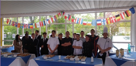 Les lves de premire bac pro cuisine et leur enseignante prsentent leur buffet Erasmus