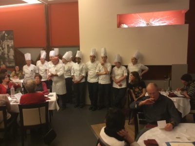 La brigade du cuisine du lyce Sainte-Anne ovationne par les convives