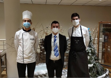 de gauche  droite : Kilian Franceschi (lve en Terminale Cuisine), Geoffrey Maniero-Vial (professeur de restaurant) et Cdric Gervy (professeur de cuisine).