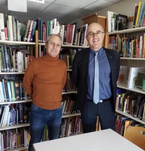 Gilles Raguin et Franck Vilboux, respectivement professeur d'anglais et responsable du CDI, au lyce htelier Notre-Dame  Saint-Men-le-Grand, en Bretagne.