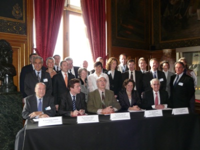 Le 8 dcembre 2009, 15 groupes hteliers ont sign une charte avec les reprsentants de la CCIP, de l'OTCP et de la mairie de Paris.