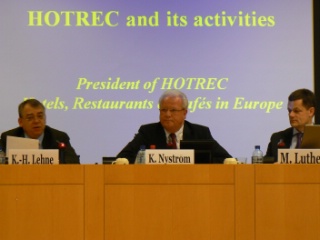 Kent Nystrm, prsident de lHotrec, entour  sa gauche par Klaus-Heiner Lehne dput europen allemand et  sa droite Markus Luthe, membre du comit executif de l'Hotrec