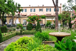 La terrasse offre une vue imprenable sur le jardin du Pigonnet.