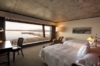 Les chambres pures offrent des vues panoramiques sur les fjords avoisinants.