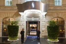 L'Htel Fouquet's Barrire, accol  la brasserie, a ouvert ses portes en 2007 au 46 avenue George V  Paris.