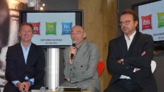 Pierre Lagrange, directeur des marques conomiques d'Accor, Denis Hennequin, p.-d.g. d'Accor, et Grgoire Champetier, directeur gnral du marketing d'Accor.