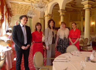 Dans la salle  manger du Splendid, autour de Viviane Dubreuil : Antoine Laurent, Stphanie Montagne, Sara Hosni et Andrea Iniguez.